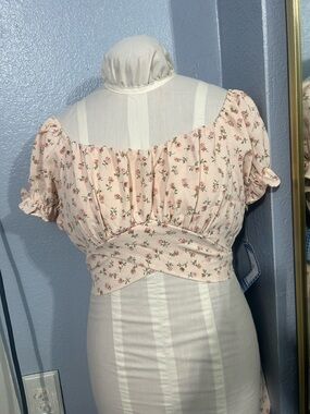 Delicate Pink Floral Puff-Sleeve Cropped Blouse